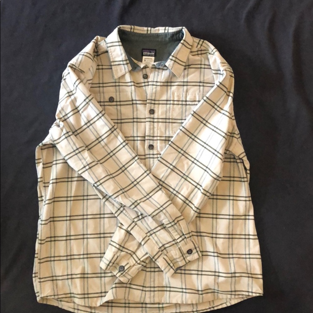 Men’s Patagonia button up collared shirt.